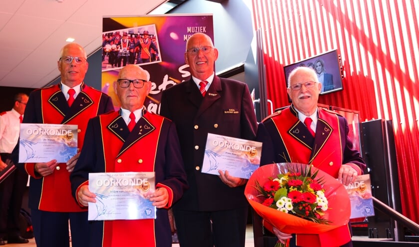 De vier jubilarissen van MMSK St. Petrus' Banden.