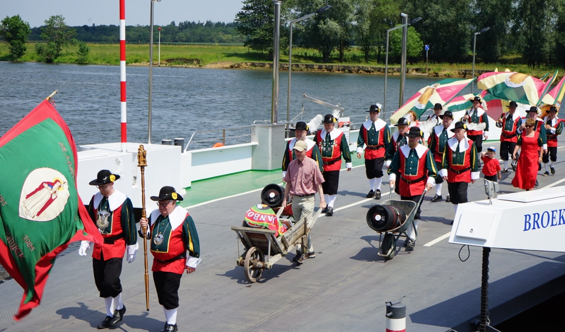 Burgemeester Hans Gilissen aan het werk als bierkruier. 