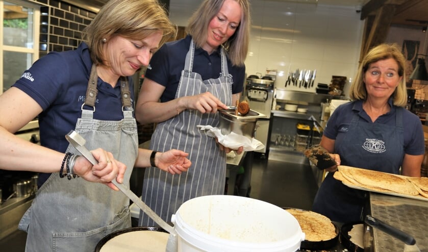 Dames van De Rooyse Ladies bakten pannenkoeken voor de kinderen.