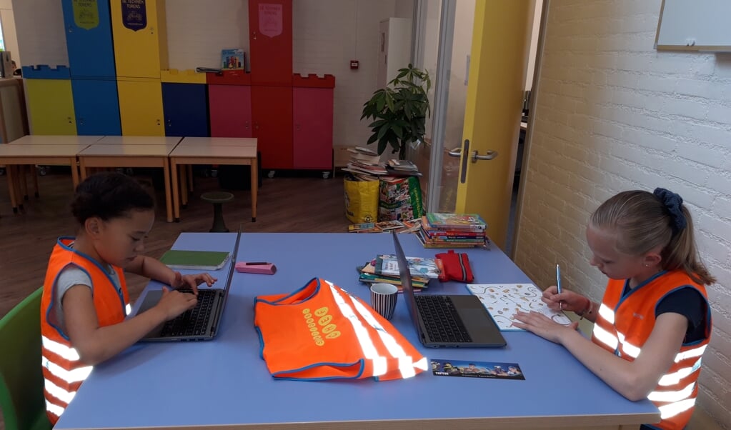 Twee 'Stationschefs' van Montessorischool Venray aan het werk. 