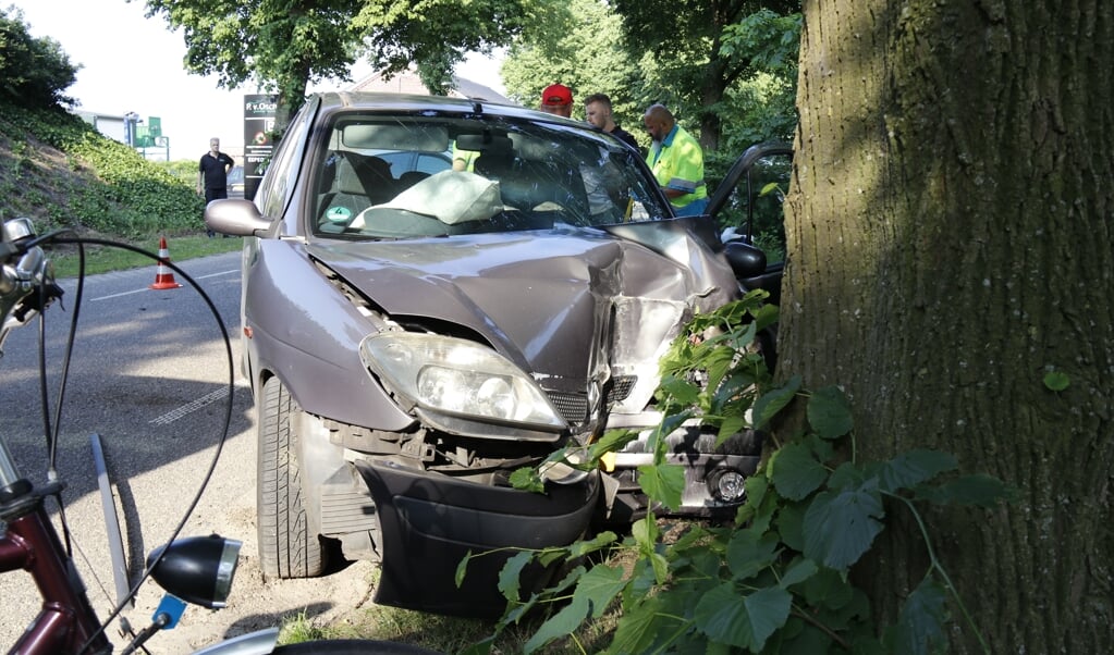 Man botst met auto tegen boom in Leunen: gewond naar ziekenhuis. 