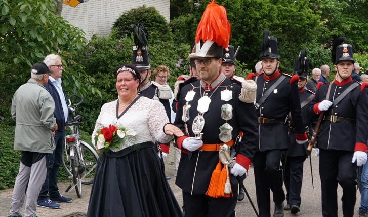 Het Venrayse koningspaar Alex en Woutera Lamers-Flinsenberg met op de achtergrond enkele schutters.


