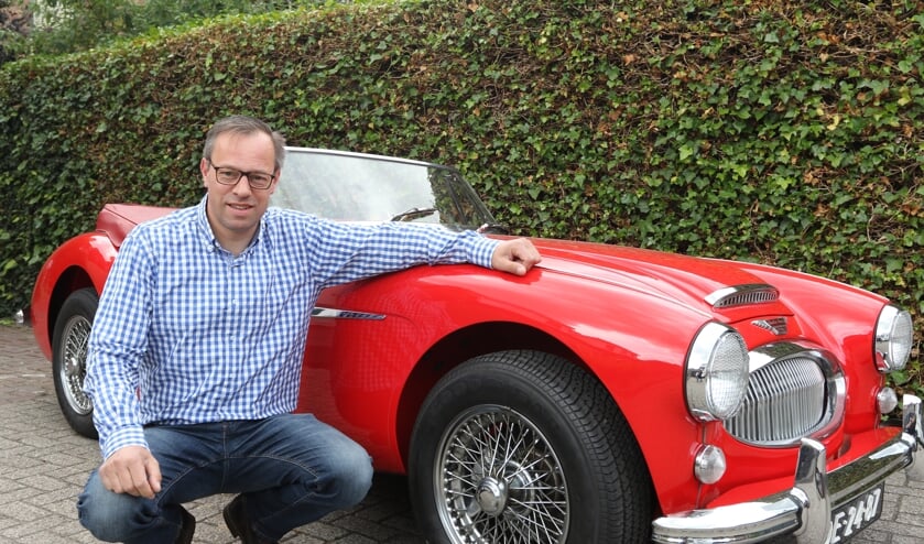 Marc Arts poseert bij een van zijn klassiekers, een Austin Healey.