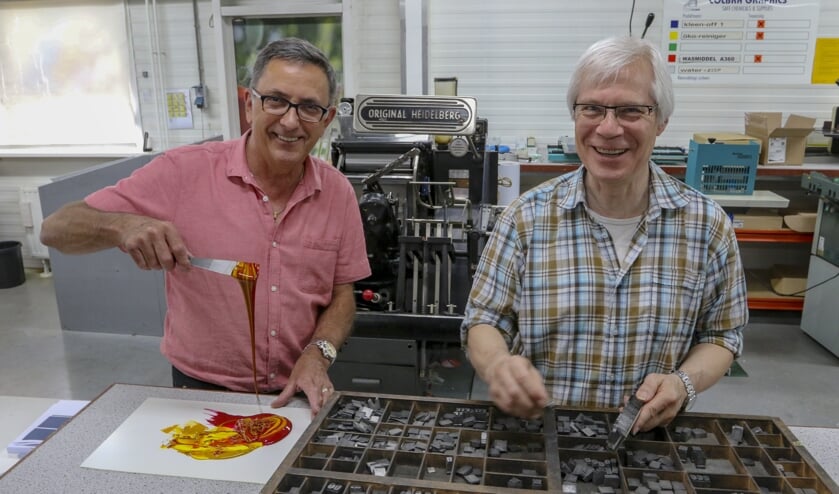 Han Siebers (links) en Antoon Jansen samen honderd jaar in dienst bij Van den Munckhof Print & Media.