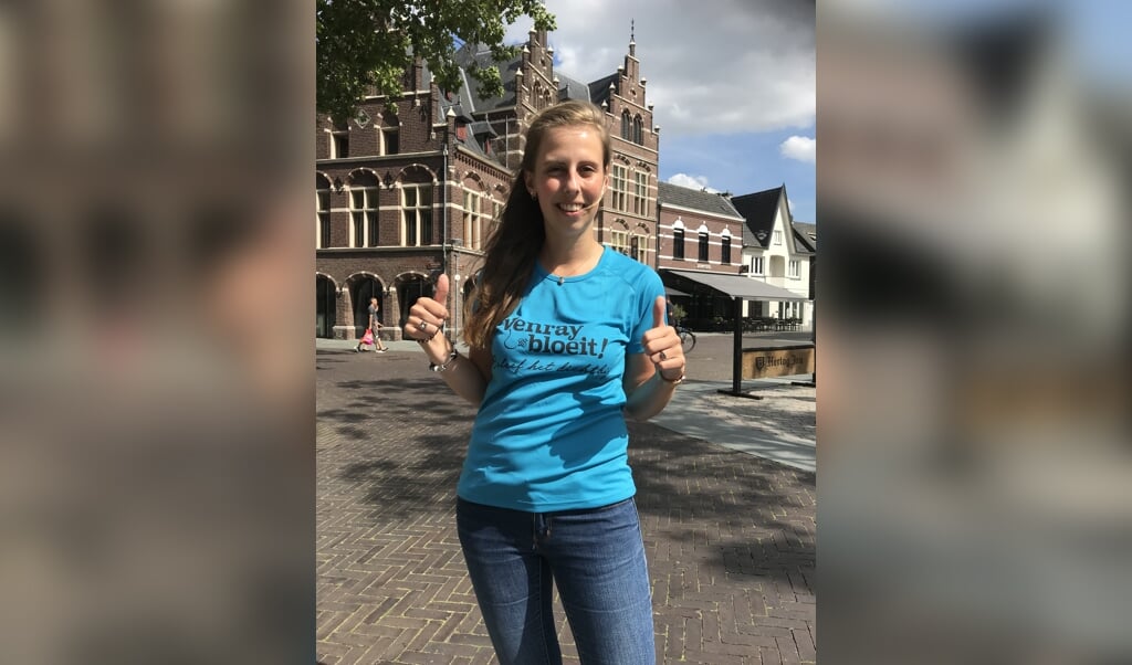 Marloes Kempkens showt het nieuwe shirt voor de Venrayse Vierdaagse-deelnemers. 