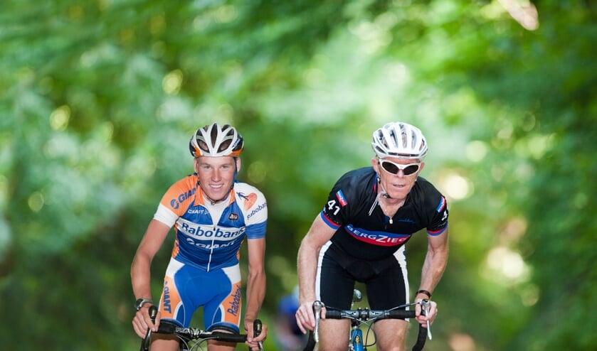 Peter Winnen samen met Mike tijdens een fietsclinic in 2011.