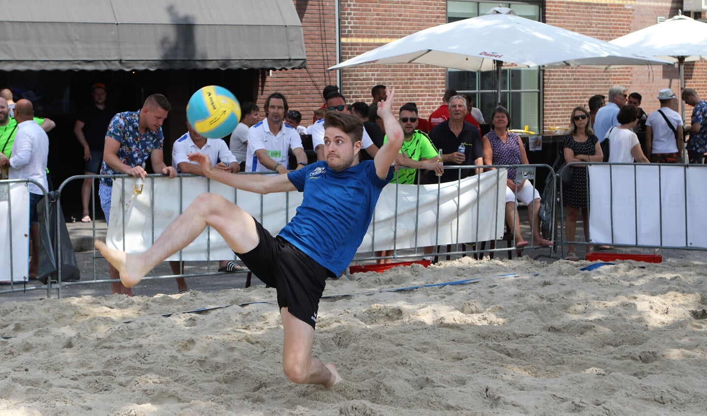Rens Wismans stijlvol in actie tijdens de derde editie van het beachvoetvolleytoernooi.