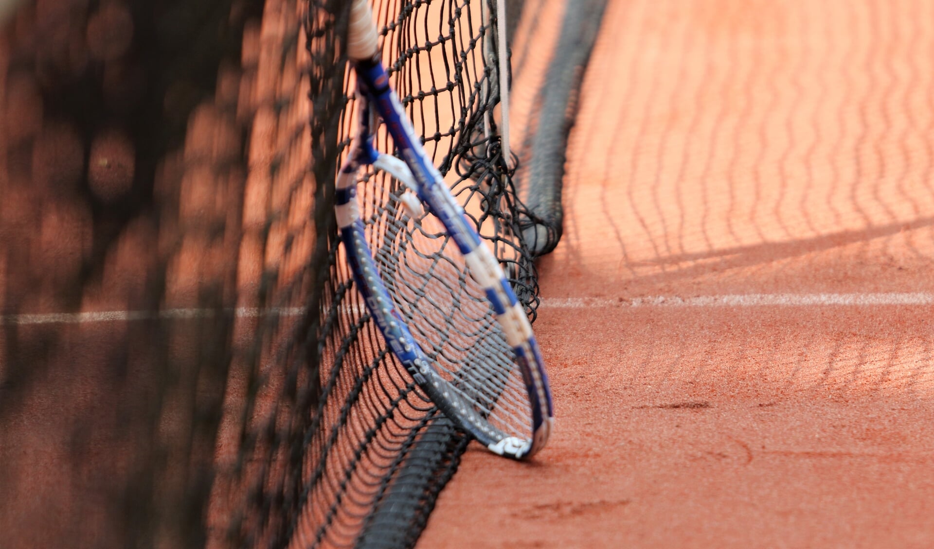 De tennisclubs stellen dat het gelijkheidsbeginsel geweld wordt aangedaan. 