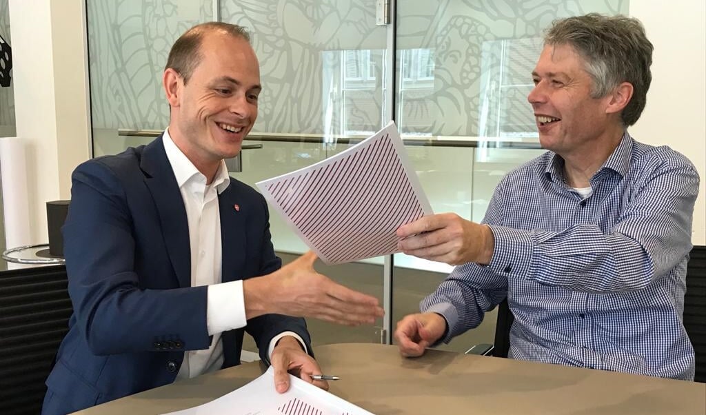 Burgemeester Hans Gilissen en Marc Janssen van M. hebben de overeenkomst woensdag ondertekend.
