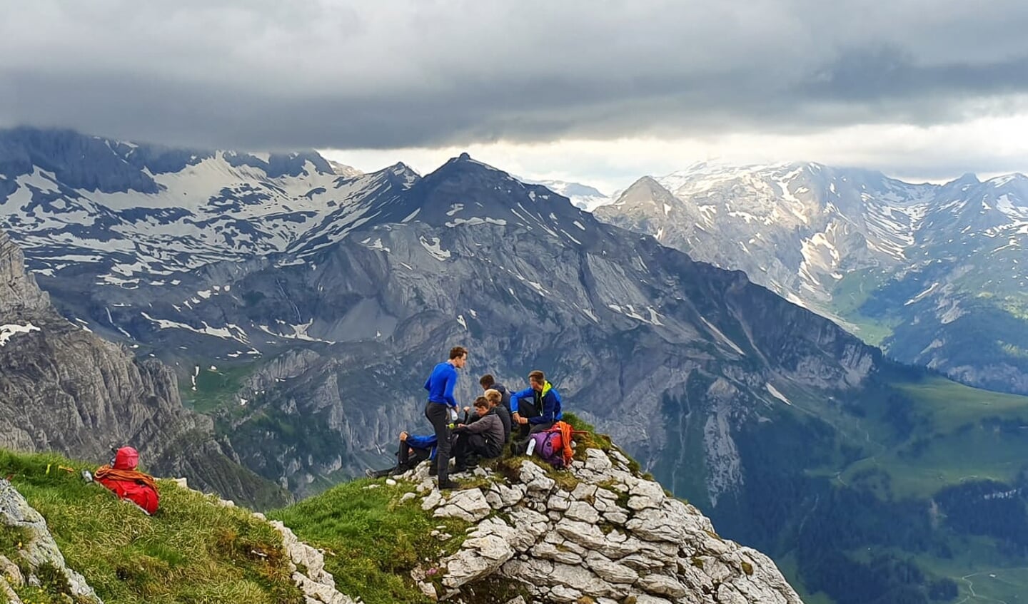 Twaalf jongeren beklommen een kleine week bergen in Zwitserland.