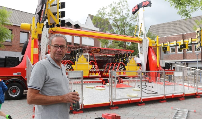 Kermismeester Joop Goossens bij de topattractie Fire Ball in opbouw.