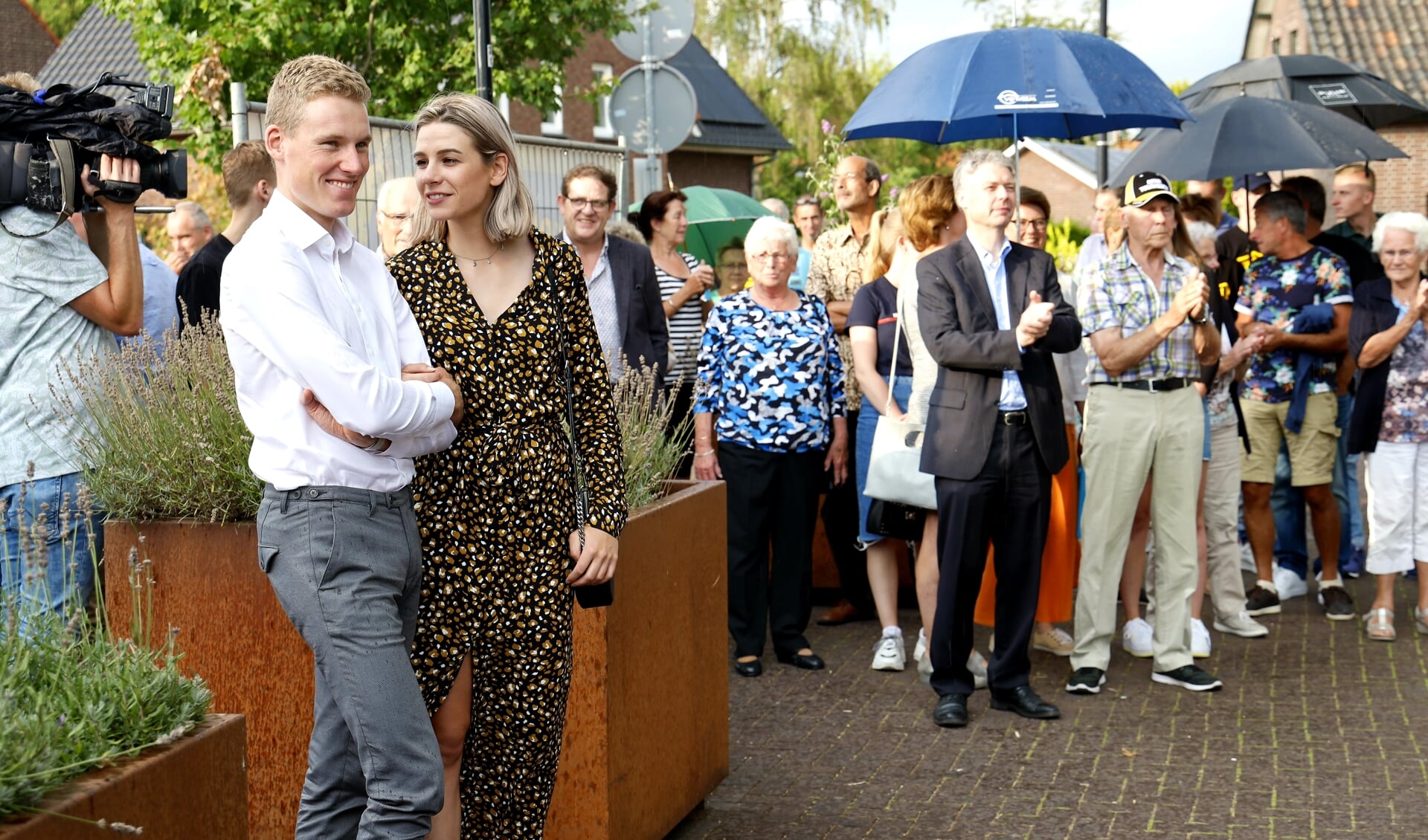 Mike Teunissen met zijn vriendin Corine tijdens de huldiging in Ysselsteyn.