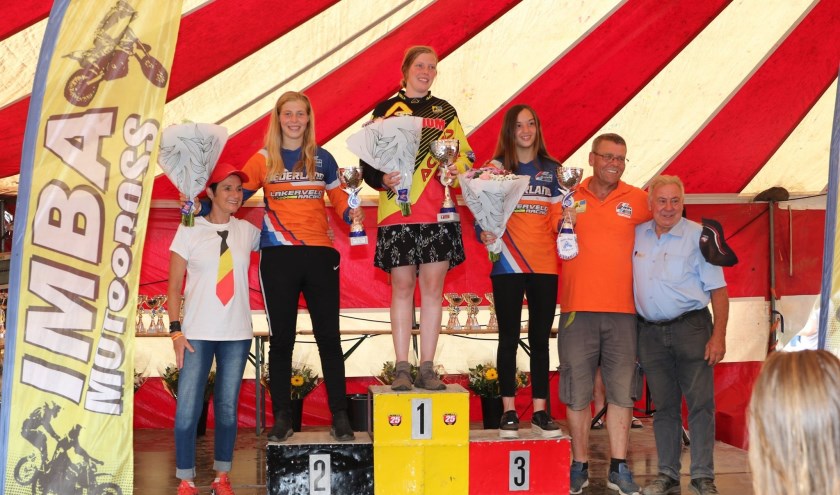 Podium EK-wedstrijd Weerst (België) met op de tweede plaats Britt Jans-Beken en op de derde stek Amber Simons.
Foto gemaakt door: Mike Mazout