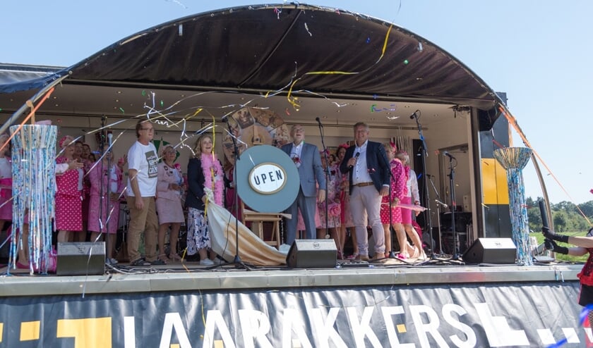 Burgemeester Van Soest van Boxmeer en wethouder Thielen van Venray openden zaterdag Schijt aan de Grens op ludieke wijze.