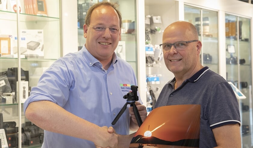 De overhandiging van de weekprijs aan Twan Tissen.