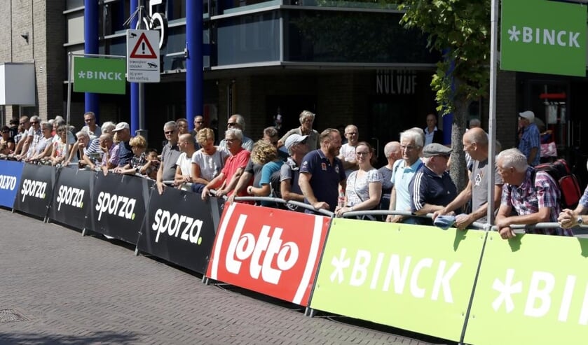 Drukte tijdens een etappe van de BinckBank Tour.