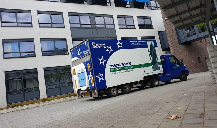 Verhuizers aan het werk op Raayland College.