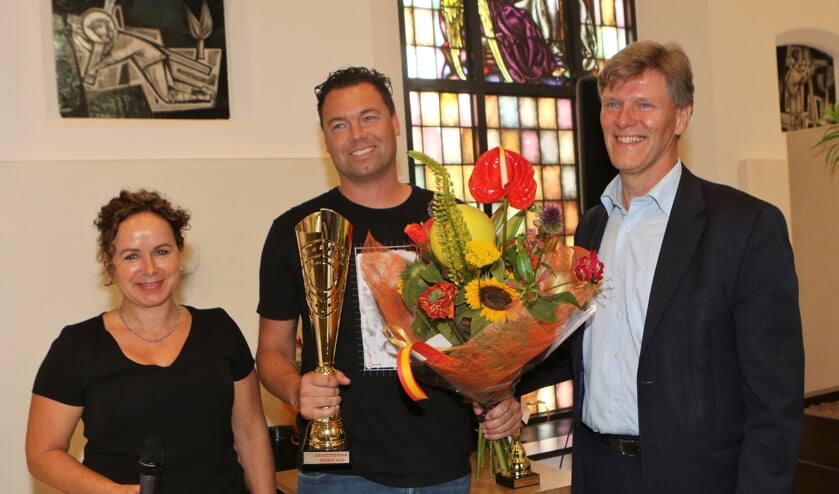 Marcel de Voer met kermiscoördinator Helene Busser en wethouder Jan Loonen.