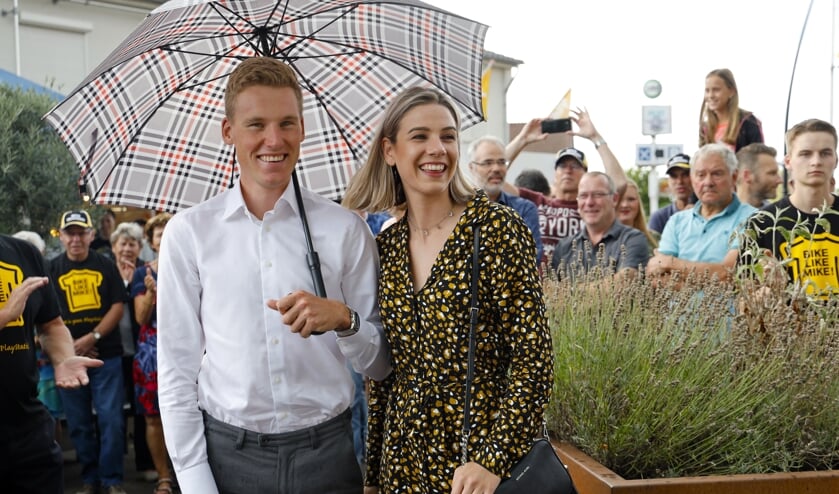 Mike Teunissen en zijn vriendin Corine genieten tijdens de huldiging, afgelopen woensdag in Ysselsteyn.