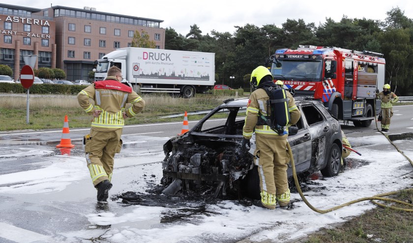 Een auto is dinsdagmorgen uitgebrand op de afslag A73.