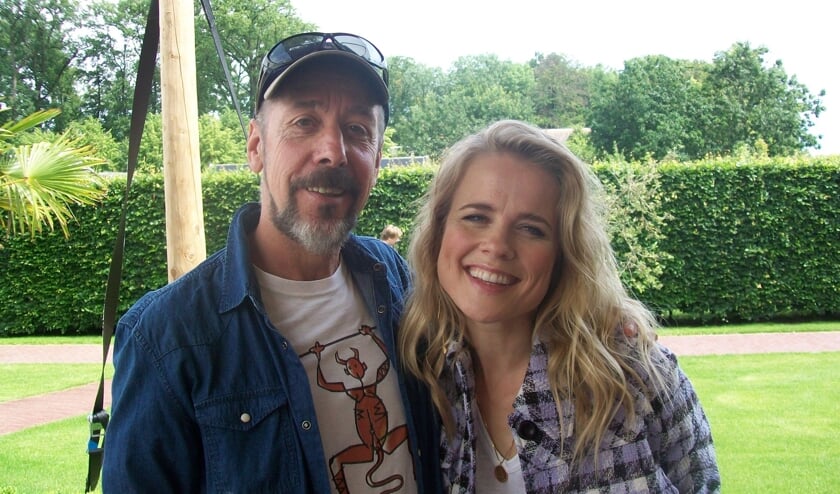 Bruno Lord op de foto met Ilse DeLange, een van de andere coaches.