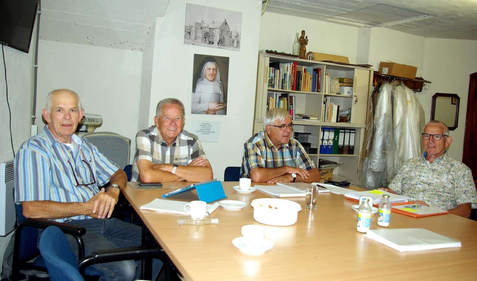 V.l.n.r.: Piet Rongen, Henk Janssen, Wim van Delft en Joos Linskens tijdens het overleg van de Historische Kring Oostrum en Spraland  met de vrijwilligers van het Historisch Platform Venray. 
