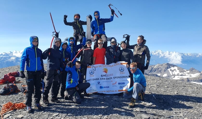 Een foto van de juniorentocht voor de actie Naar de Top voor KiKa.