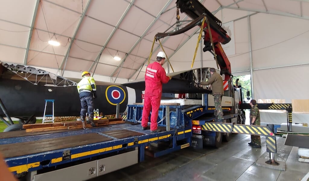 De Horsa Glider gaat op transport naar Oorlogsmuseum Overloon. 