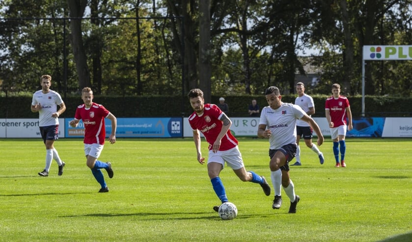 Venraynaar Jesse Rommen in duel met een van de spelers van BSV Limburgia.