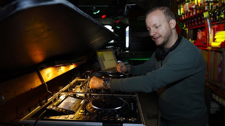 DJ Izzy was jarenlang de vaste dj in feestcafé De Koets.