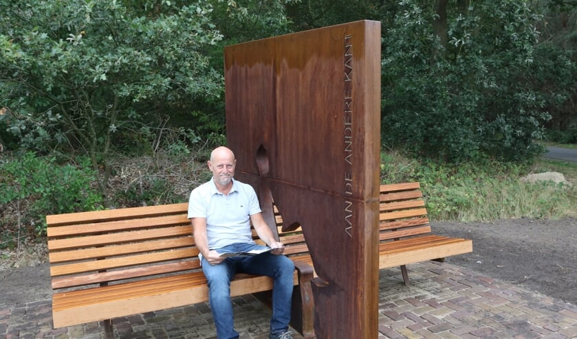 <p>André Tonen op één van de bijzonder bankjes langs de nieuwe fietsroute Aan de andere kant. </p>