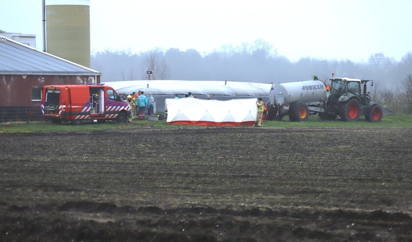 De hulpdiensten rukten massaal uit na een melding van twee vermisten in een gierput.