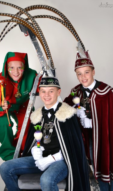 Jeugdprins Wesley I (Cornelissen), jeugdvorst Mees (Scholten) en jeugdnar Sem (Holtackers).