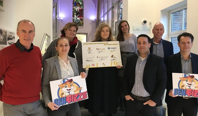 Vanaf links: Ton Paulusse (basisschool de Peddepoel), Robin de Louw (bureau Negen), Petra Janssen(Montessorischool Venray), wethouder Anne Thielen, Puck Rijs (buurtsportcoach gemeente Venray), Marcel Reulen (SPO Venray), Gerryan Huijs (Kinderopvang ‘t Nest), Roy Simons (bureau Negen).