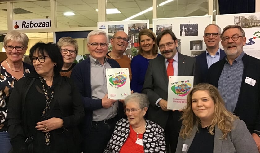 De winnaars uit Castenray, samen met wethouder Anne Thielen, burgemeester Luc Winants en gouverneur Theo Bovens.