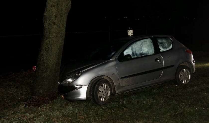 Deurneseweg: auto botst tegen boom.