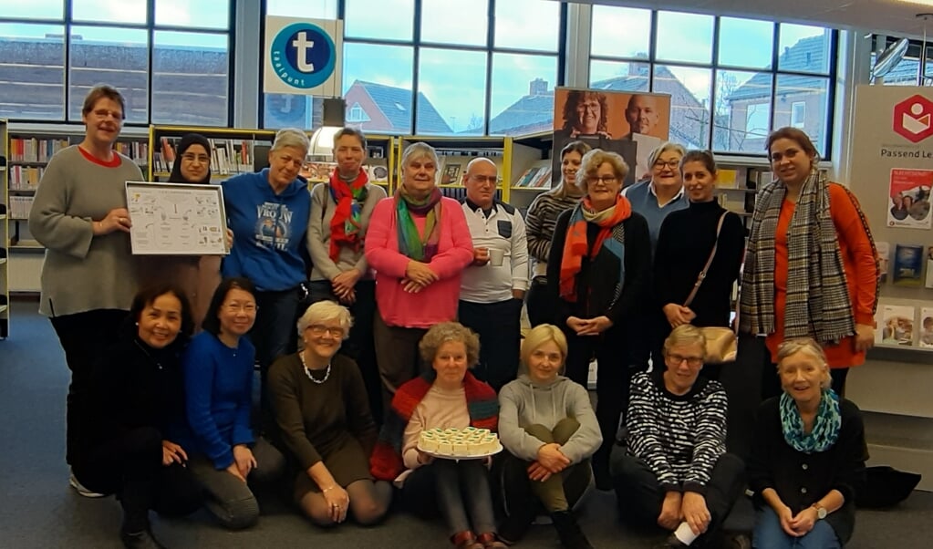 Het taalakkoord werd gevierd door taalvrijwilligers en cursisten in de Venrayse bibliotheek.