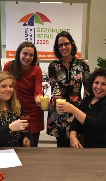 Een toost op de ondertekening van de samenwerkingsovereenkomst de Gezonde School.