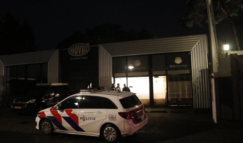 De politie zoekt getuigen van de diefstal in een pand aan de Weverstraat.