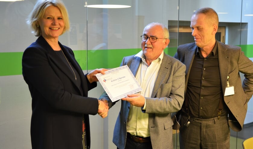 Foto v.l.n.r. Jolande Tijhuis (voorzitter raad van bestuur CONRISQ), dr. Jacques van Hoof, dr. Joep Tuerlings (psychiater Vincent van Gogh).