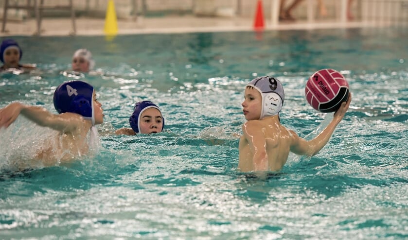 Zwemvereniging SPIO houdt een waterpolotoernooi voor jeugd.