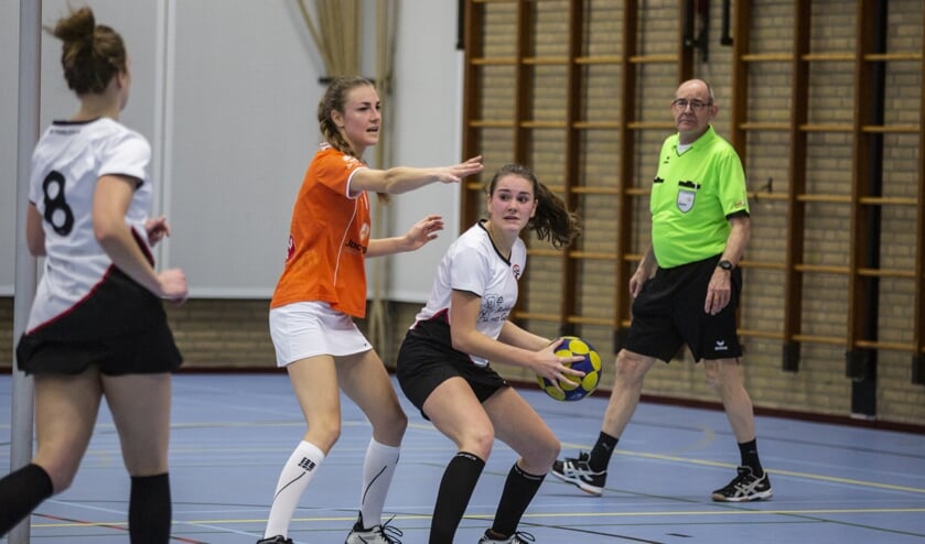 Oranje Wit was zondagmiddag een maatje te groot voor De Peelkorf.