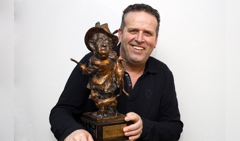 Theo Nellen met de wisseltrofee van de Limburgse Vereniging van Karnavals Artiesten.