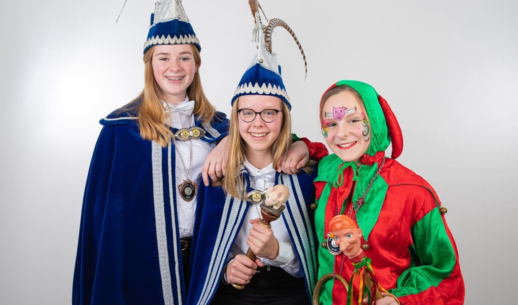 Jeugdprinses Marte (Aarts), jeugdnarrinneke Romee (van Ass) en jeugdvorstin Lieke (Ewalts).