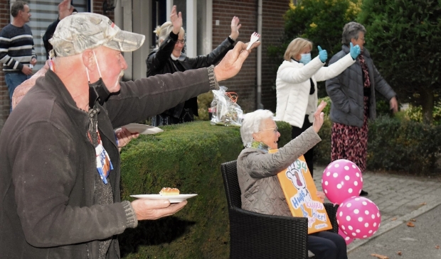 <p>Oma Ruhl zwaait samen met de buurt naar al haar fans</p>