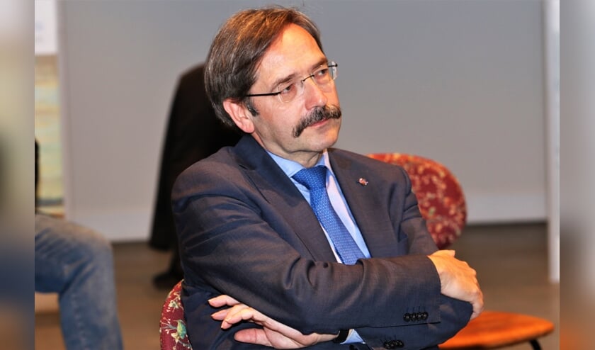 <p>SP-Kamerlid Renske Leijten wil van de minister weten of ze vindt dat de positie van gouverneur Theo Bovens (foto) nog houdbaar is. </p>