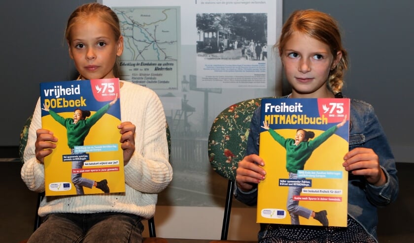 <p>Lisa (links) en Carlotta ontvingen de eerste doeboeken.</p>