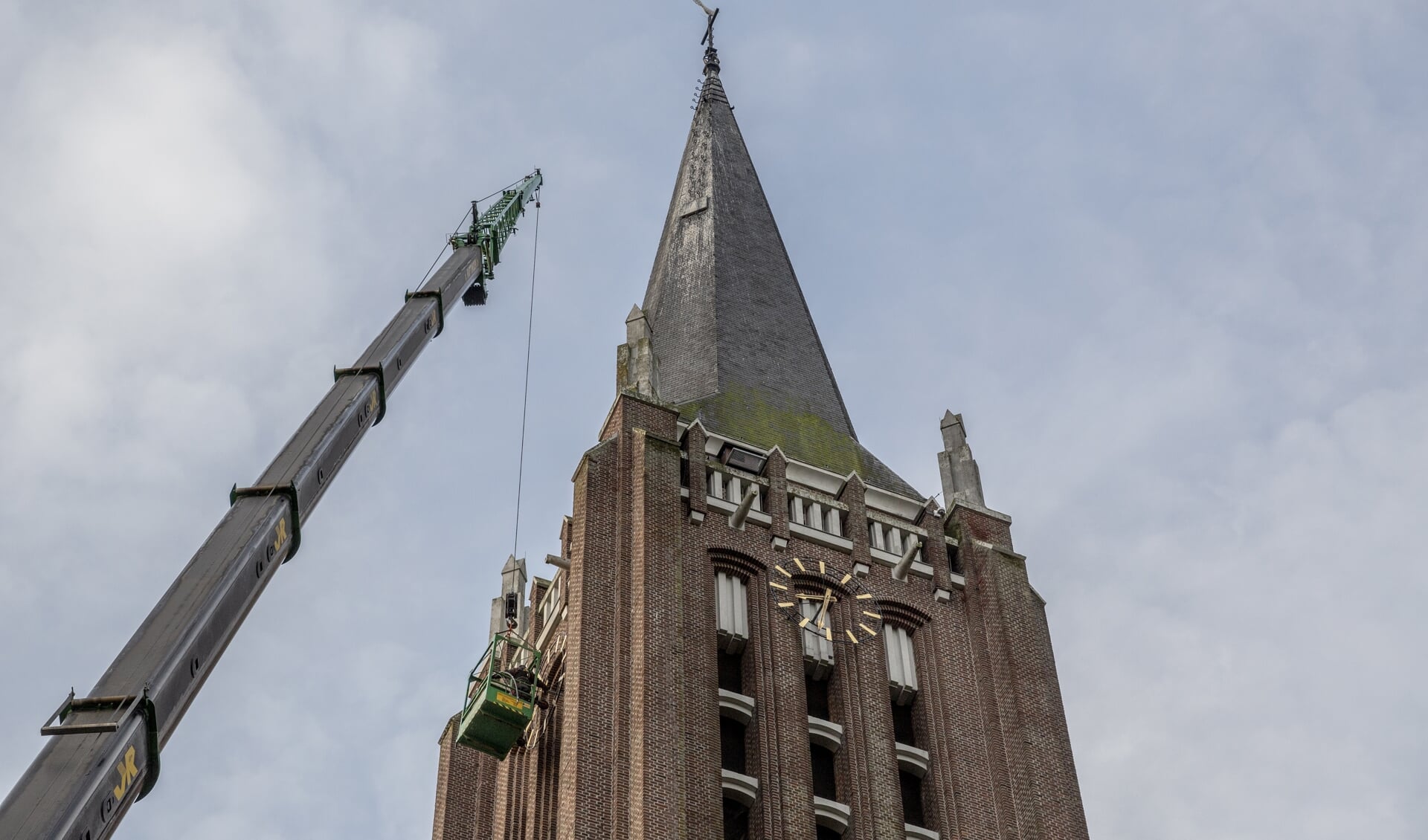 Deze week is door Stichting Carillon Venray een hoogwerker ingezet om werk te kunnen verrichten aan de toren van de Grote Kerk in Venray. 