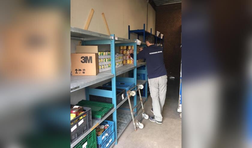 <p>De schappen zijn angstvallig leeg in het magazijn van Voedselbank Limburg-Noord. </p>