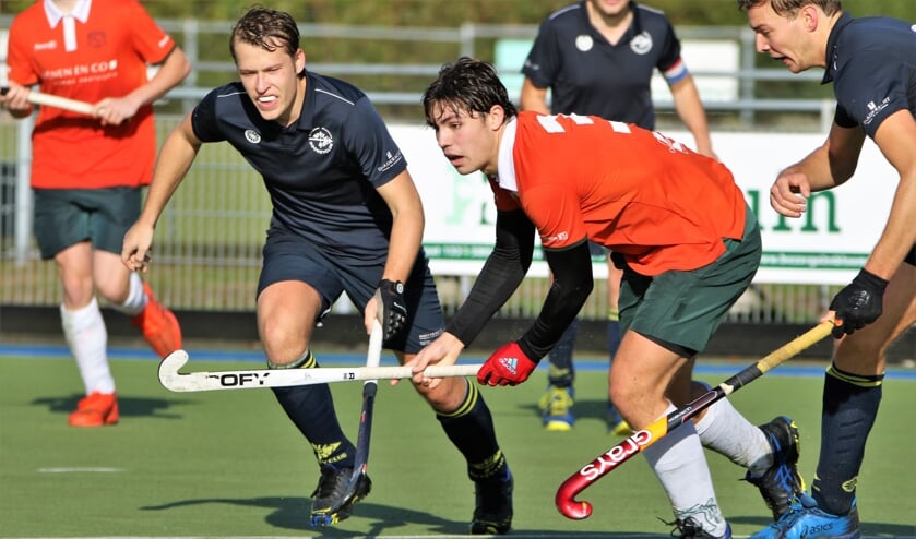 <p>Tom Schueler (oranje shirt) legt aan voor de eretreffer van Venray in de topper tegen Apeliotes.</p>